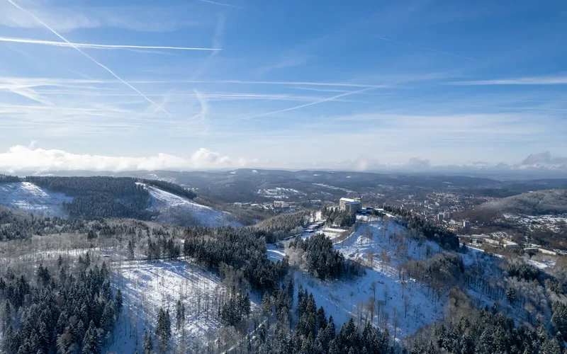 Winterpanorama über Suhl und die verschneiten Wälder des Thüringer Waldes